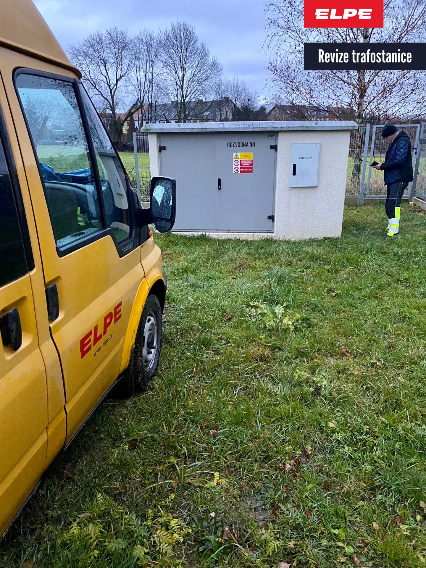 Technik provádí identifikaci trafostanice